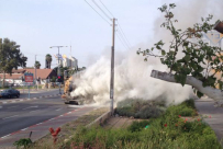 بالصور: إصابة سائق شاحنة تابعة للبلدية اثر احتراقها وسط مدينة الرملة